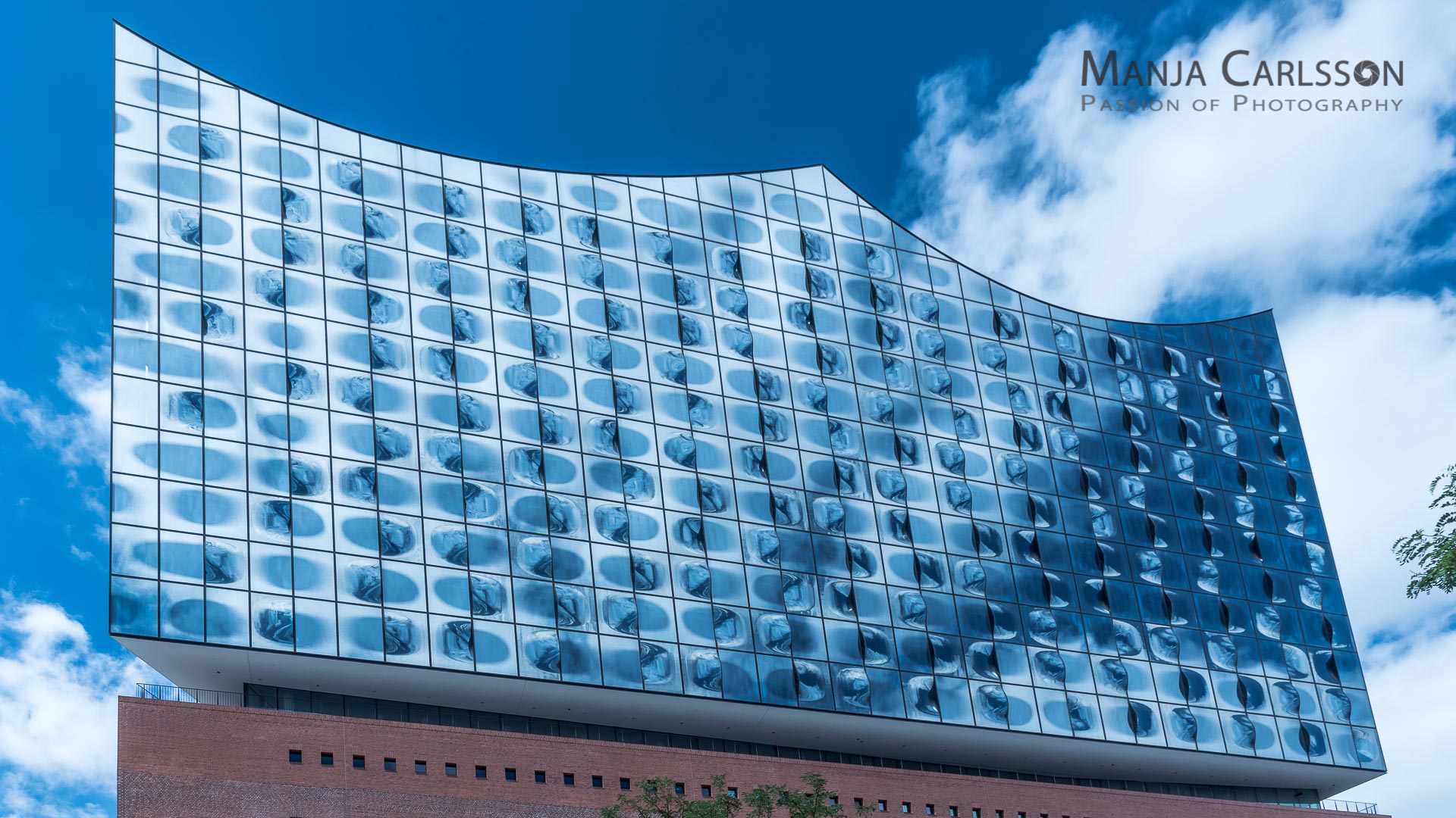 Die Elbphilharmonie spiegelt sich im Himmel wider