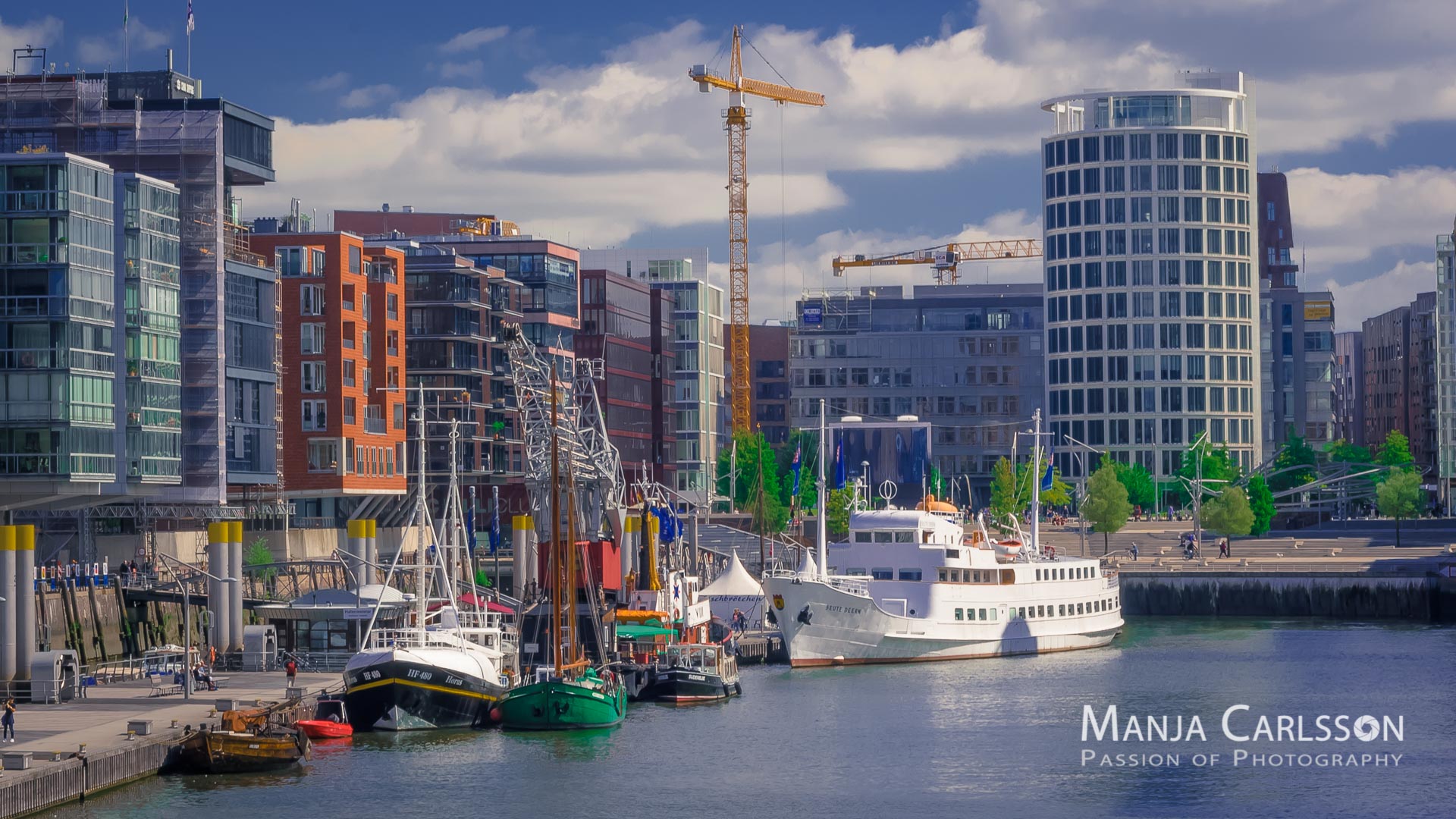 Blick auf den Sandtorhafen / Traditionsschiff-Hafen in der Hafencity (f/18, ISO 160, 1/30 Sek., 62mm, Polfilter)