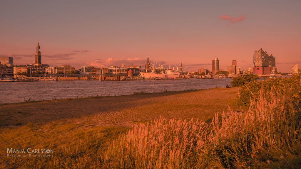 Am Fährkanal - Blick auf Michel bis Elbphilharmonie (f/7.1, 1/500 Sek., ISO 200, 18mm)