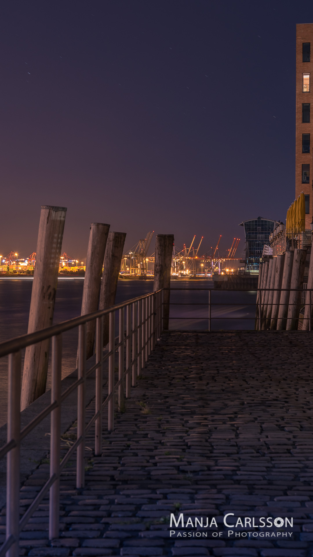 Blick auf die Elbe in den Containerhafen (f/8, 30Sek., ISO 100, 62mm)