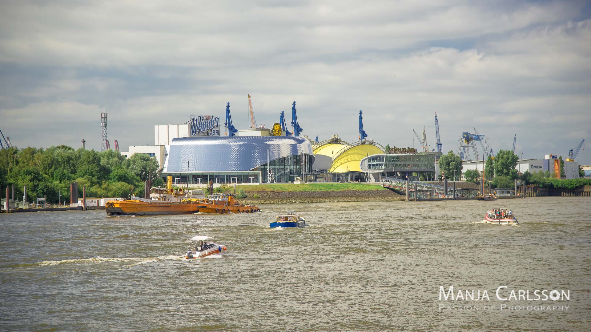 Blick auf die Musical-Zelte von der Elphi