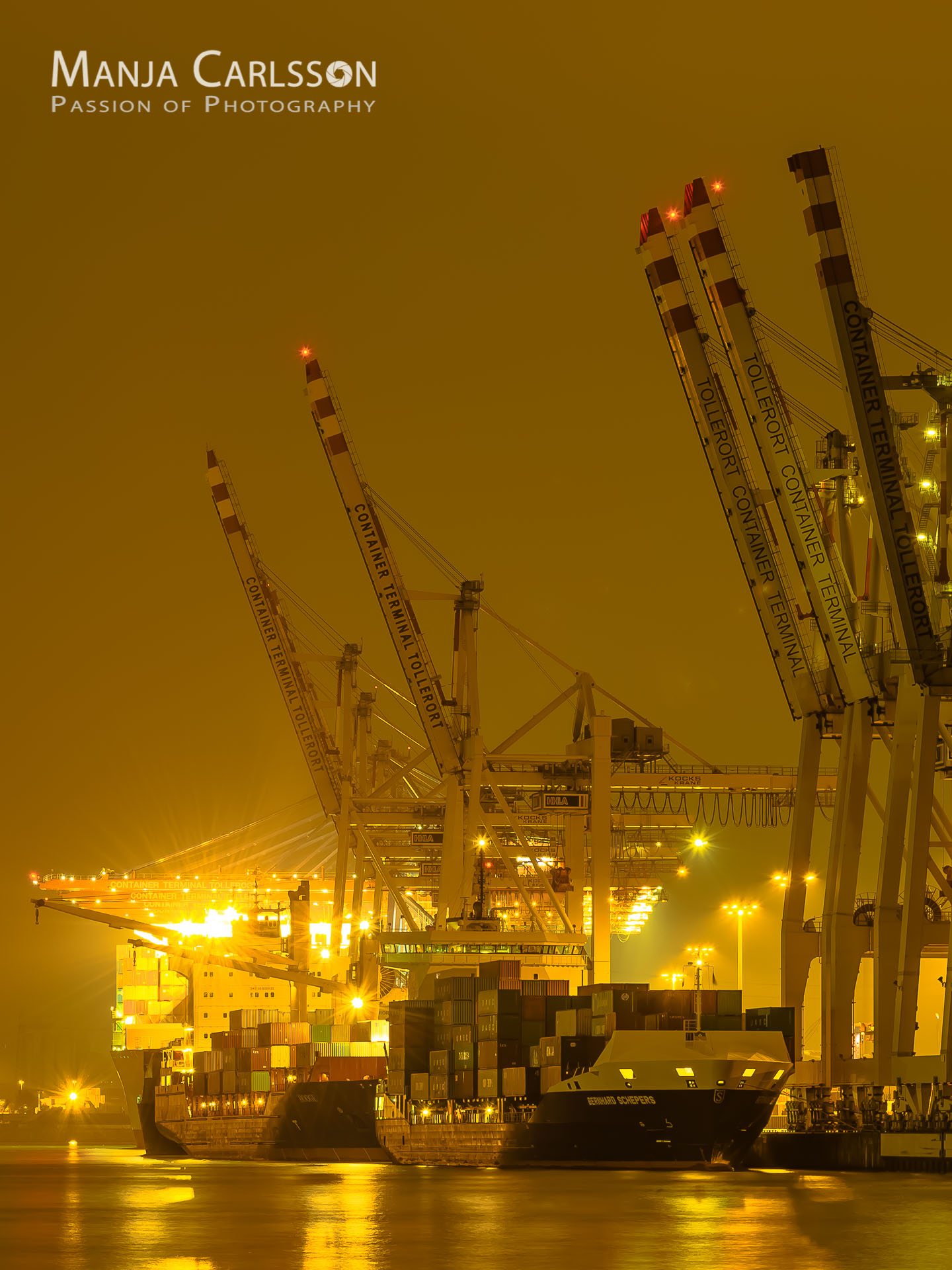 Container Terminal Tollerort (f/8, ISO 100, 15 Sek., 95mm)
