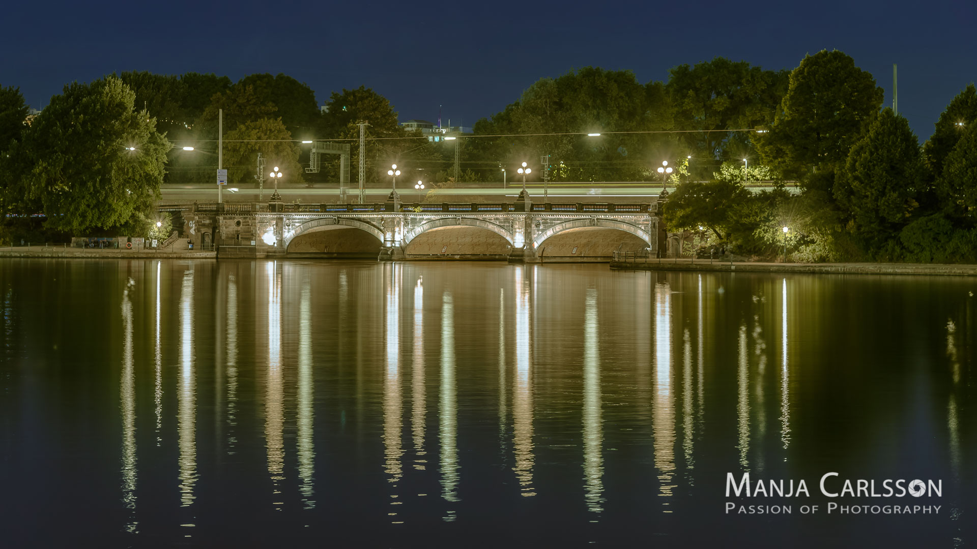 Hamburg, Binnenalster, Ballindamm, Nachtfotografie Lombardsbrücke (f/8, 25 Sek., 85mm, ISO 100)