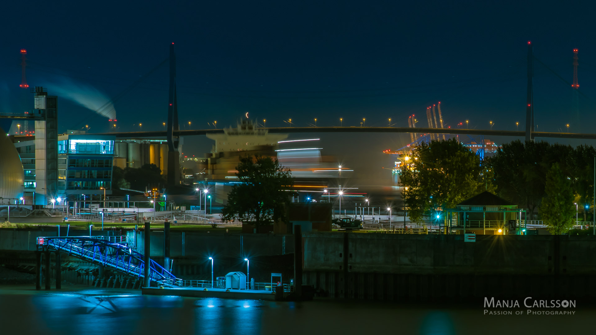 Schiff unter der Köhlbrandbrücke im Hamburger Hafen