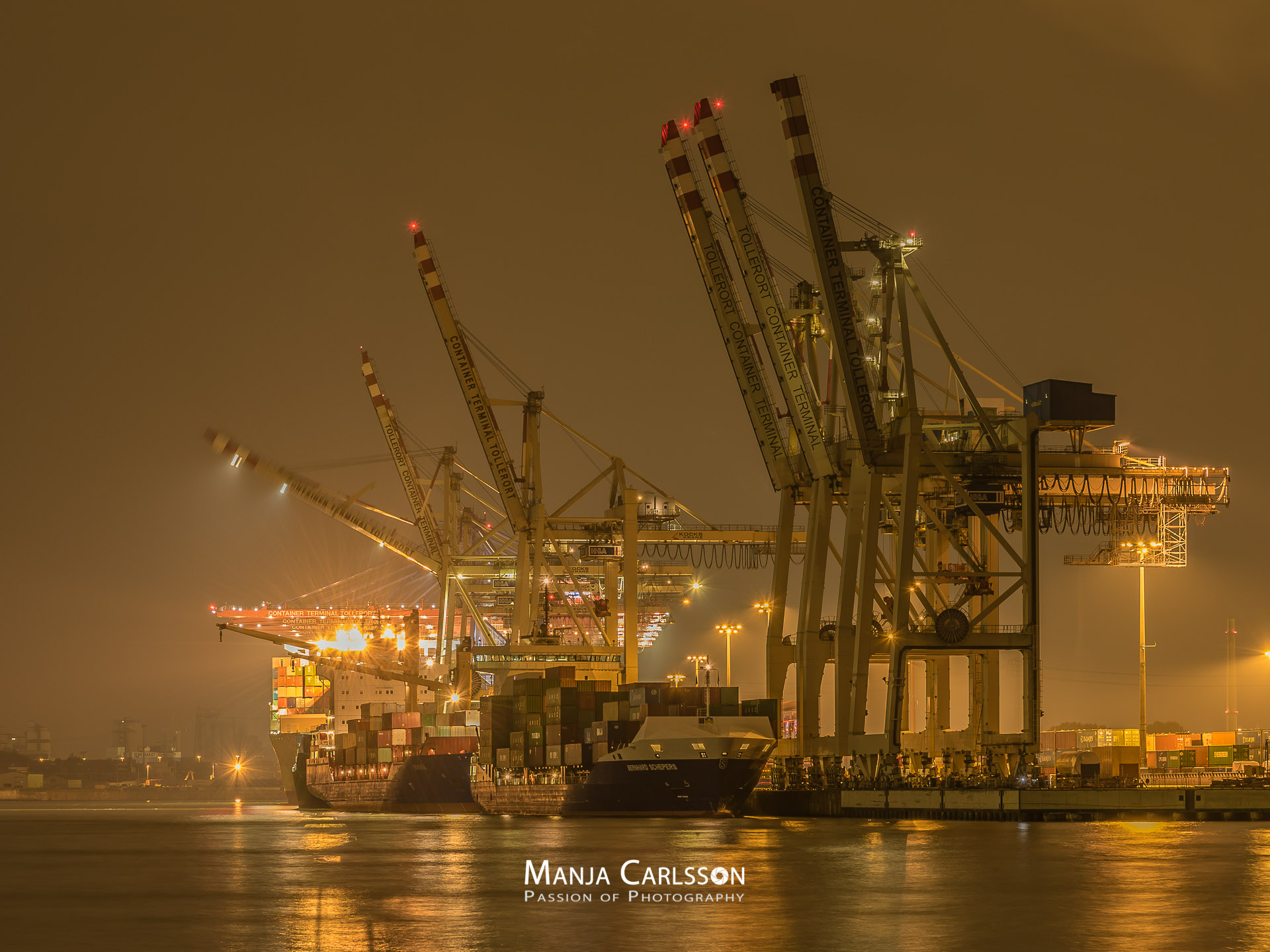 Container Terminal Tollerort (f/8, ISO 100, 10 Sek., 100mm)