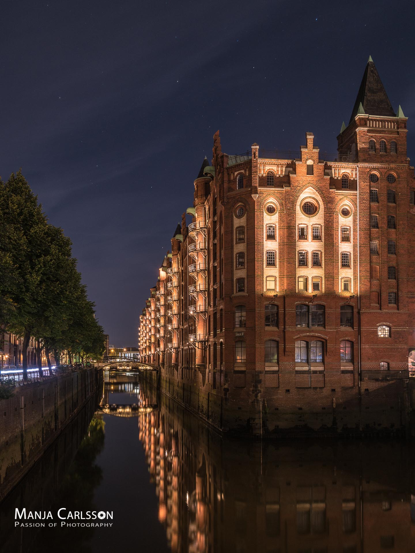 Speicherstadt in der Nacht - Holländischbrookfleet (f/8, 20 Sek., ISO 100, 24mm)