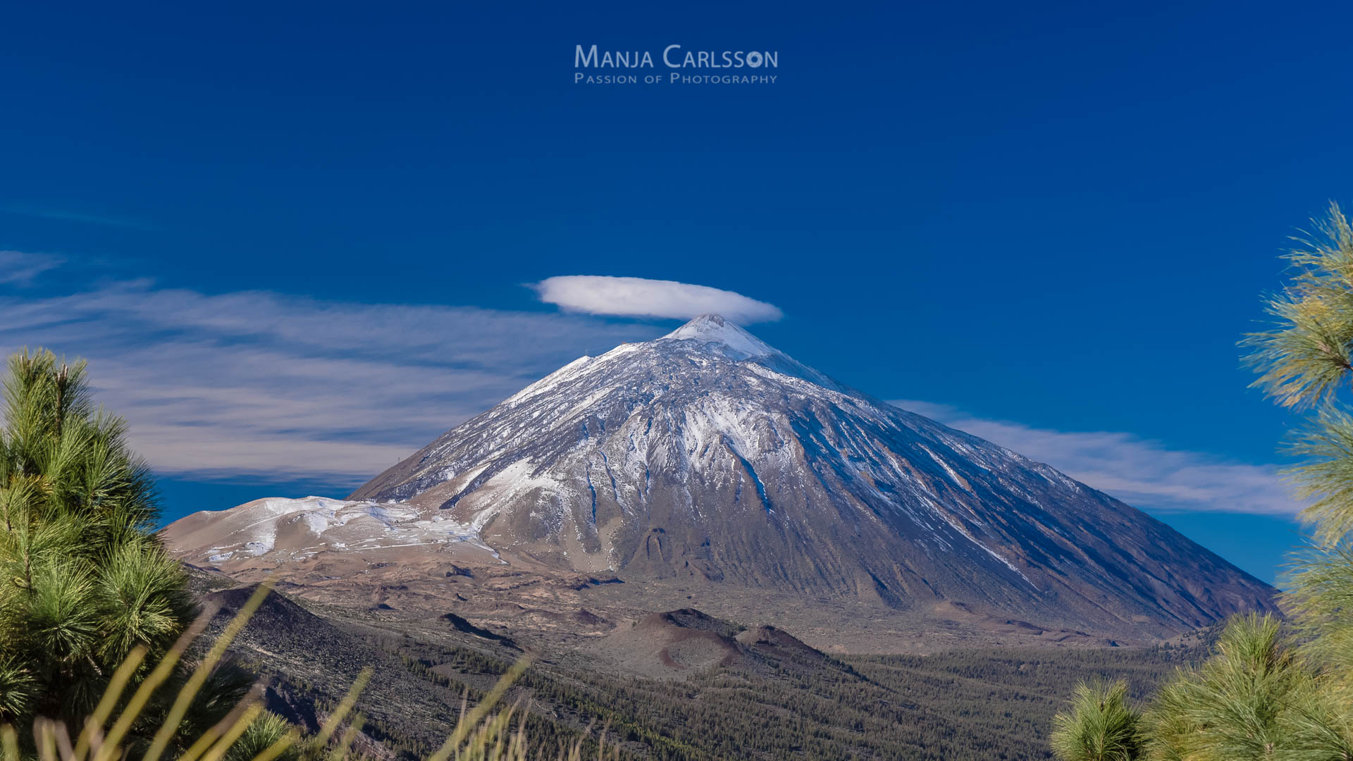 Teide Wölkchen mit leichtem Dunststreifen vom Mirador la Crucita auf dem Bergrücken Teneriffas