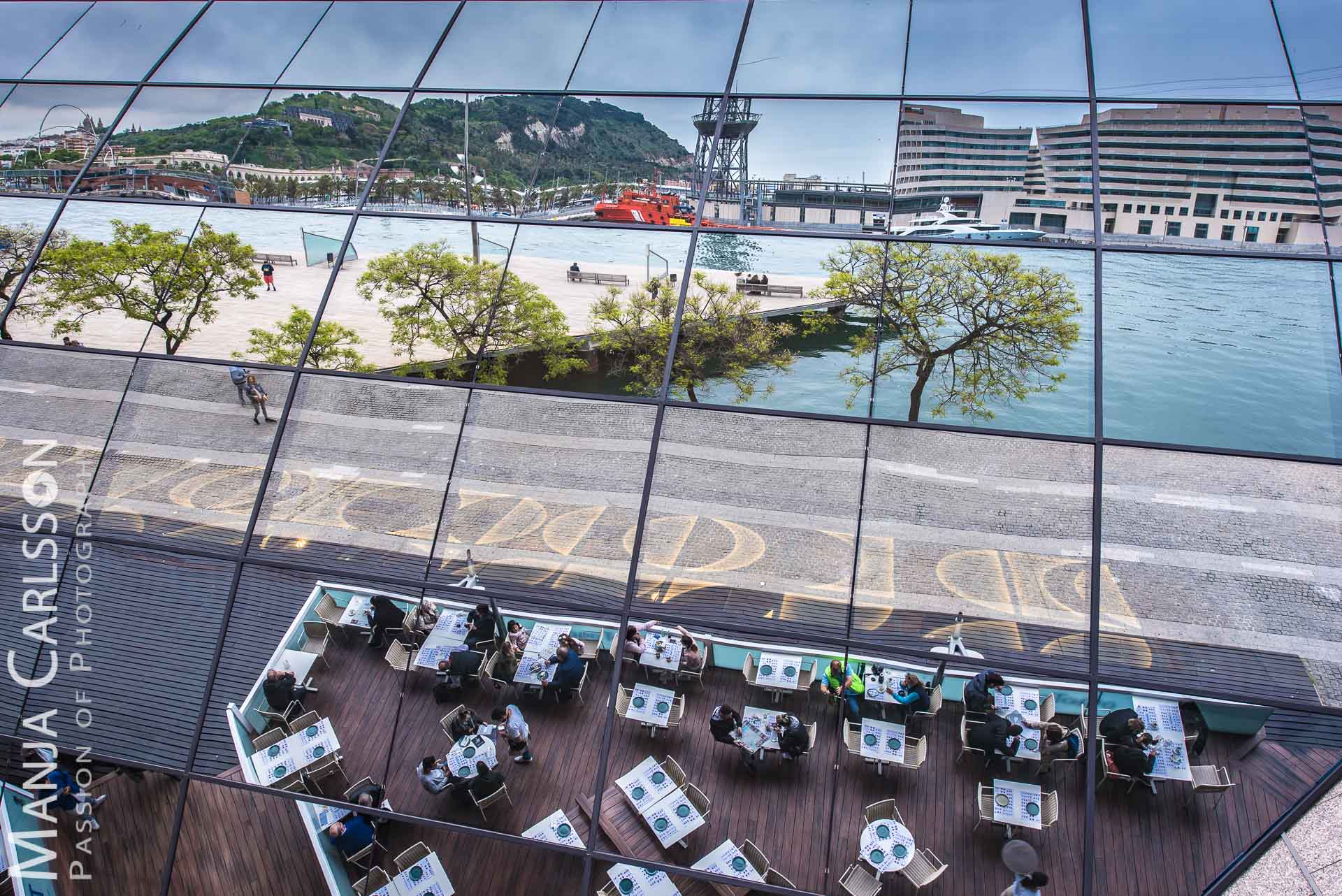 Barcelona Kurztrip Fotospots Tag - Blick auf das World Trade Center von Barcelona und Montjuic über die Glaskuppel vom Maremàgnum