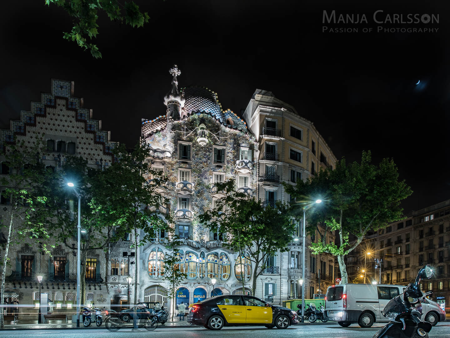 Barcelona Kurztrip Fotospots Nacht - Casa Batllo in Barcelona mit Straße