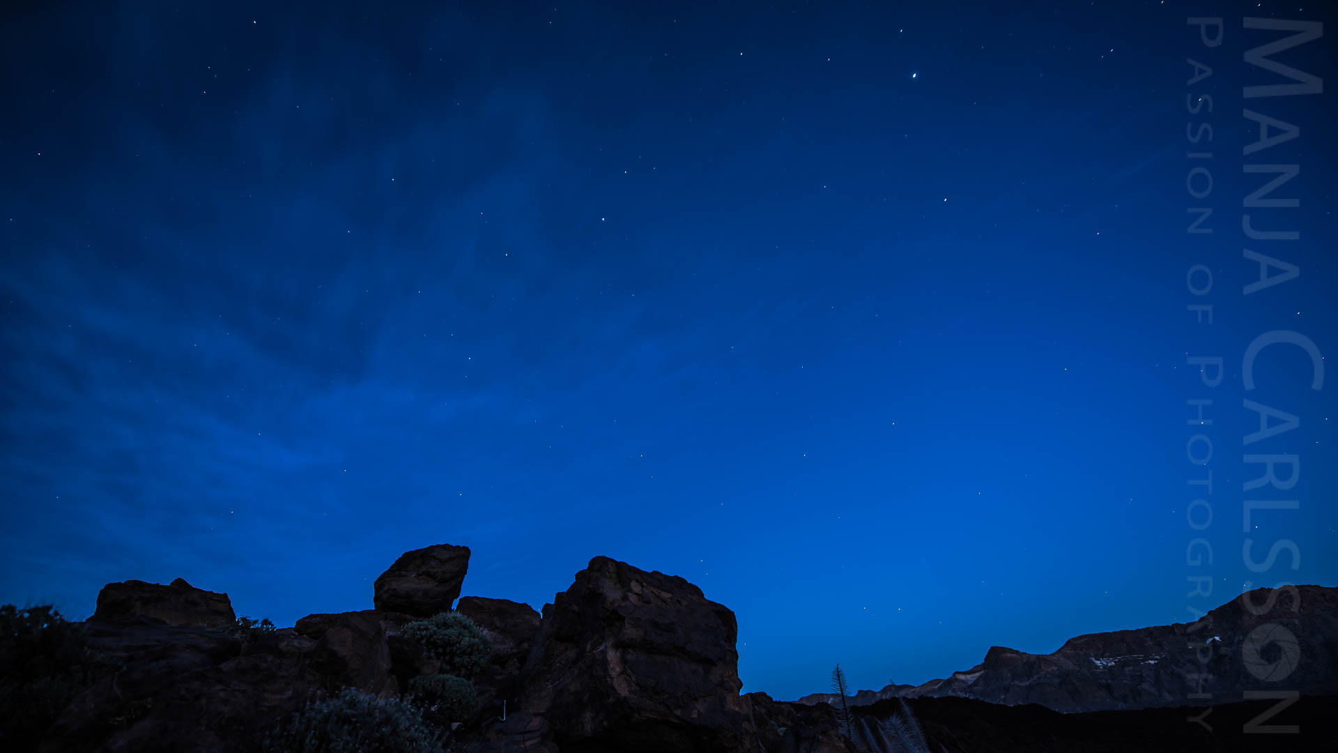 blaue Stunde, Teide Nationalpark, Sterne blaue Stunde im Teide Nationalpark mit Wolkenschleier und Sternen