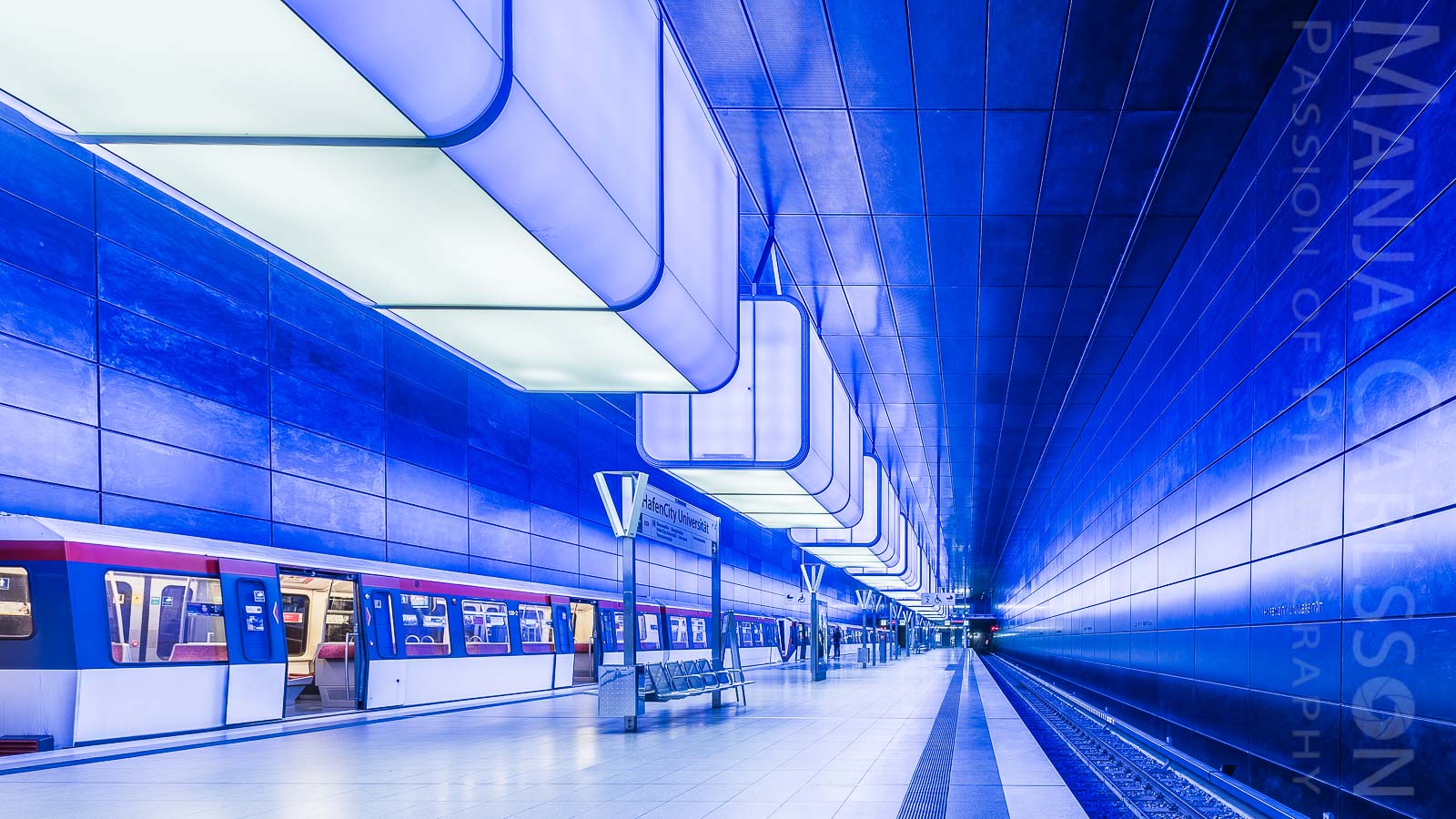 Bahnsteig U4 Hafencity Uni Hamburg in HDR (blau mit Zug)