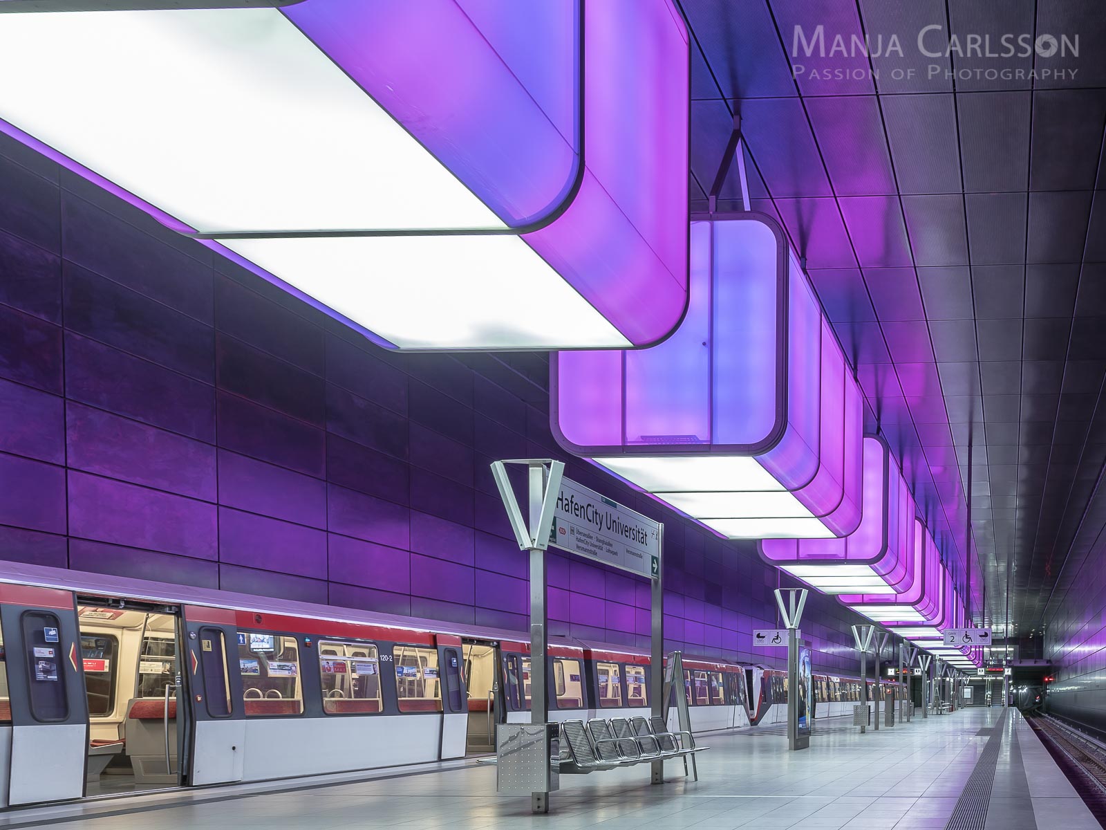 Bahnsteig U4 Hafencity Uni Hamburg in HDR (lila mit Zug)
