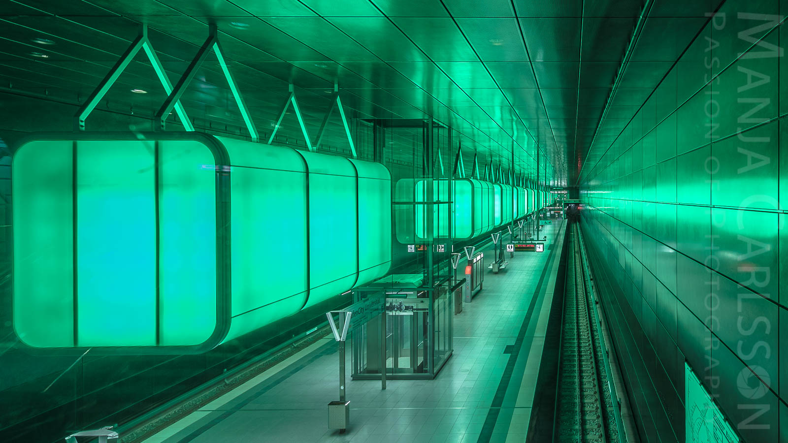 Bahnsteig U4 Hafencity Uni Hamburg von oben auf den Bahnsteig blickend