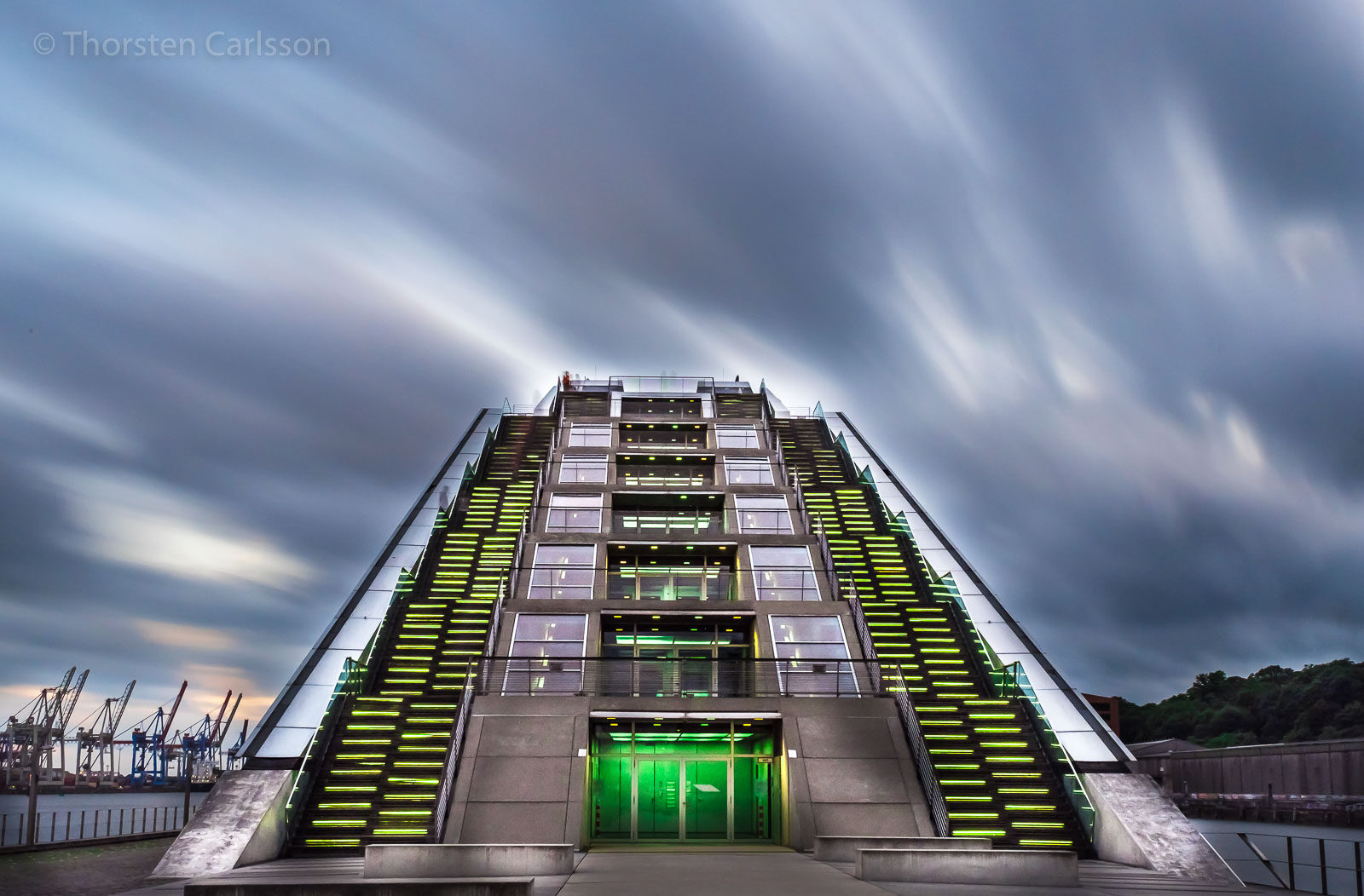 Dockland - vorbeiziehende Wolken in Langzeit