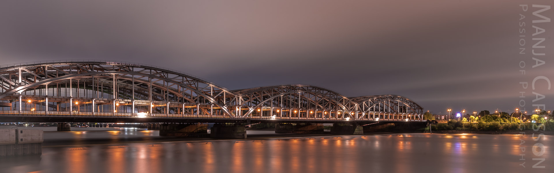 Hamburger Elbbrücken bei Nacht