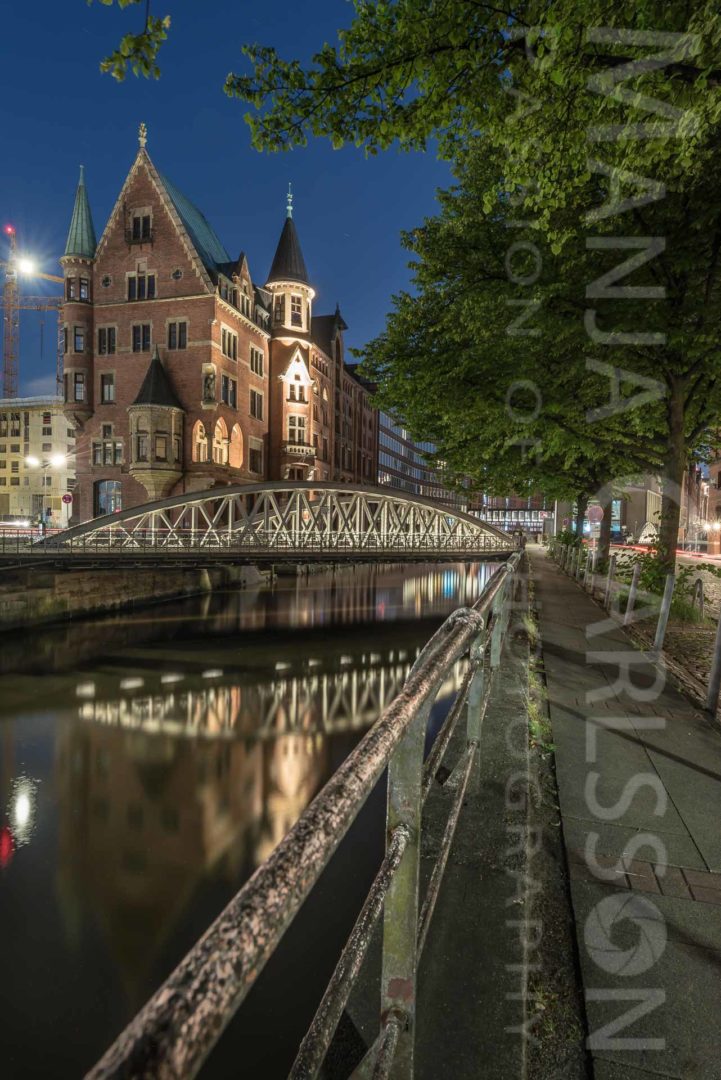 Neuerwegsbrücke in der Hamburger Speicherstadt vom St. Annenufer
