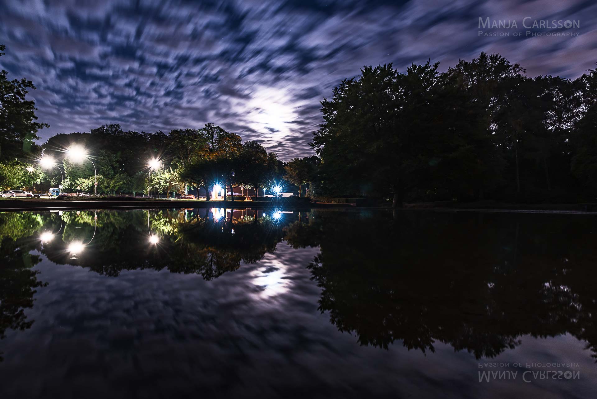 Spiegelung im Teich vor dem Hamburger Stadtparksee