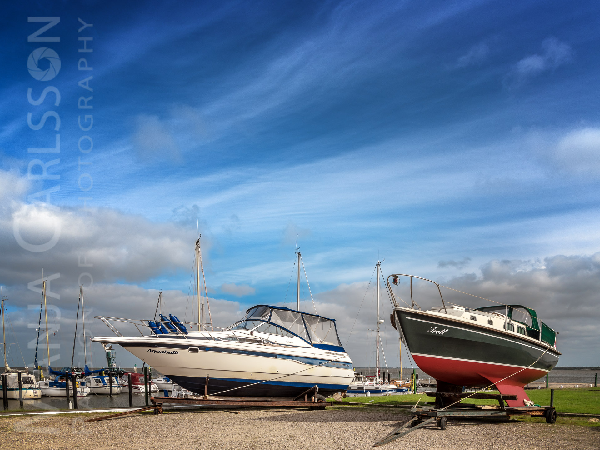 Munkmarsch Hafen - Boote "Aquaholic" und "Troll" auf Trailern mit spannender Wolkenformation durch die Windböen