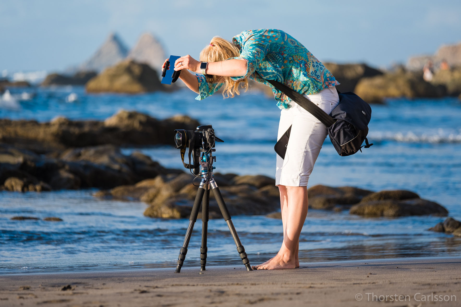 Manja Carlsson bei der Kontrolle der Belichtungszeit am Benijo Strand-2017