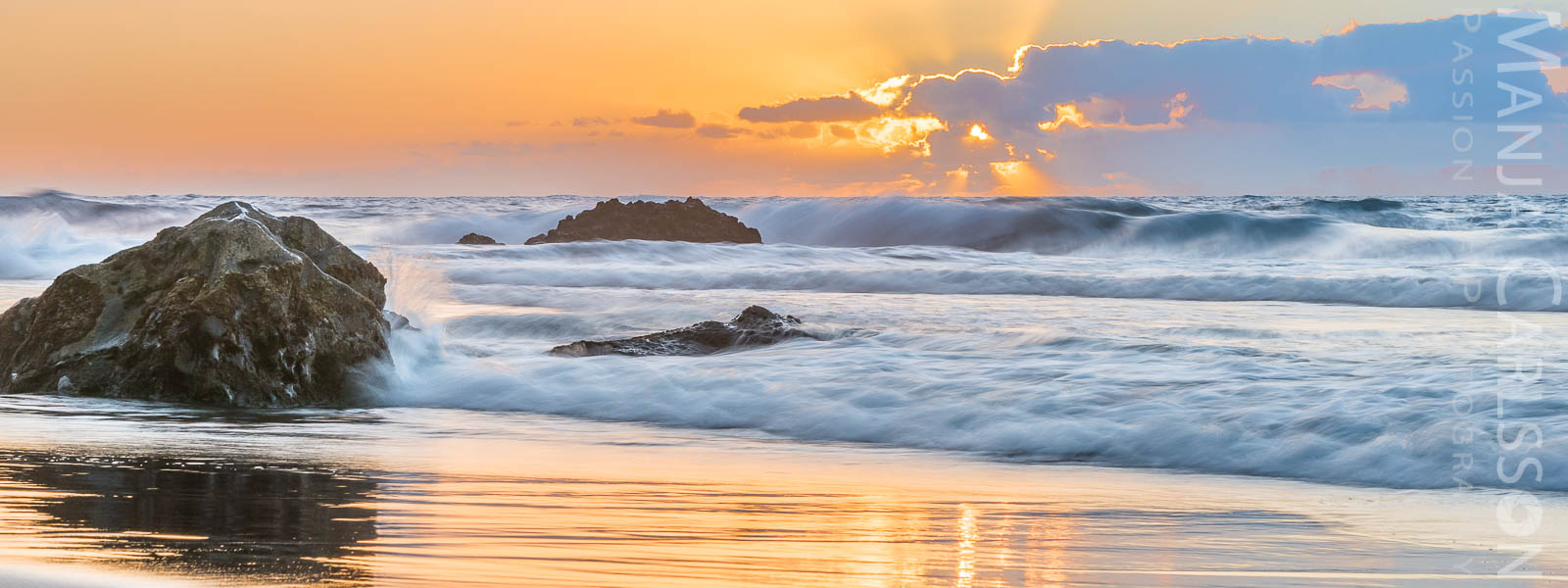 Wellen in Langzeit im abendlichen Sonnenlicht