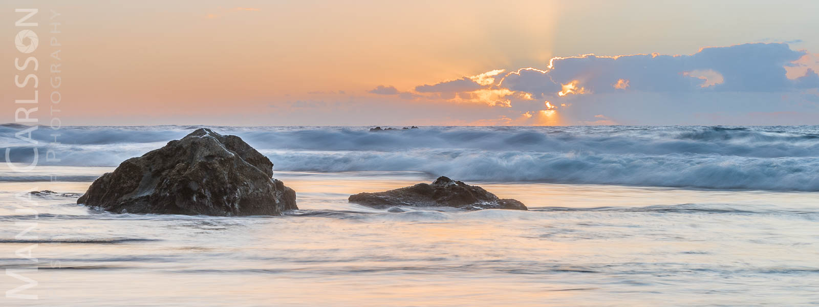 Wellen in Langzeit im abendlichen Sonnenlicht