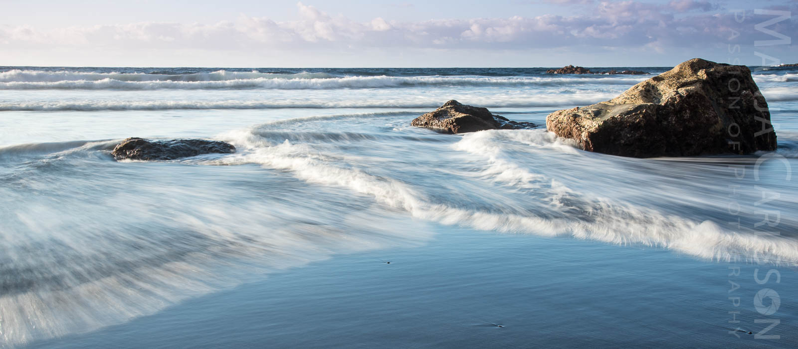 Wellen in Langzeit im abendlichen Sonnenlicht