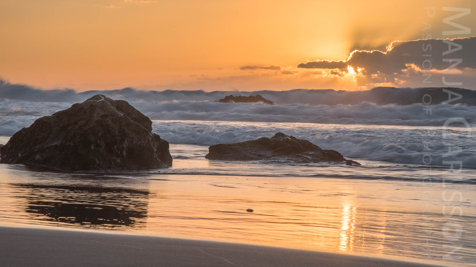 tobende Wellen in Langzeit im abendlichen Sonnenlicht