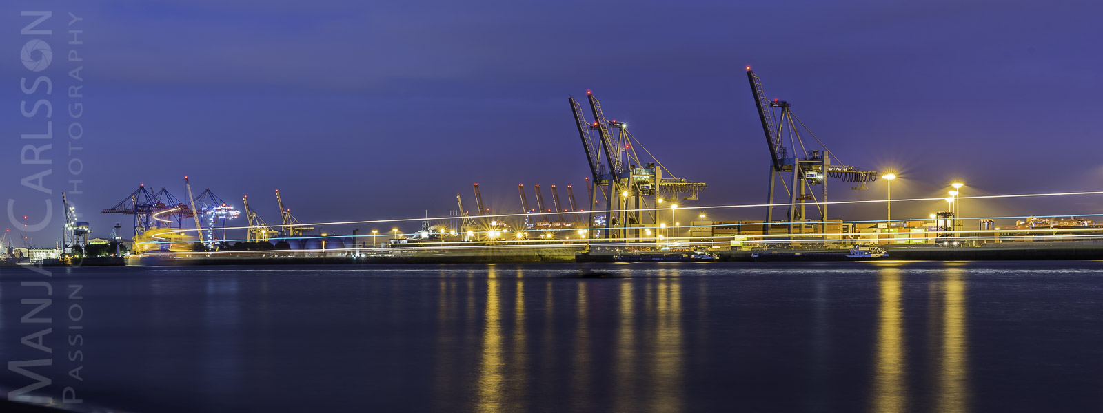 einlaufendes Schiff im Hamburger Hafen zur blauen Stunde