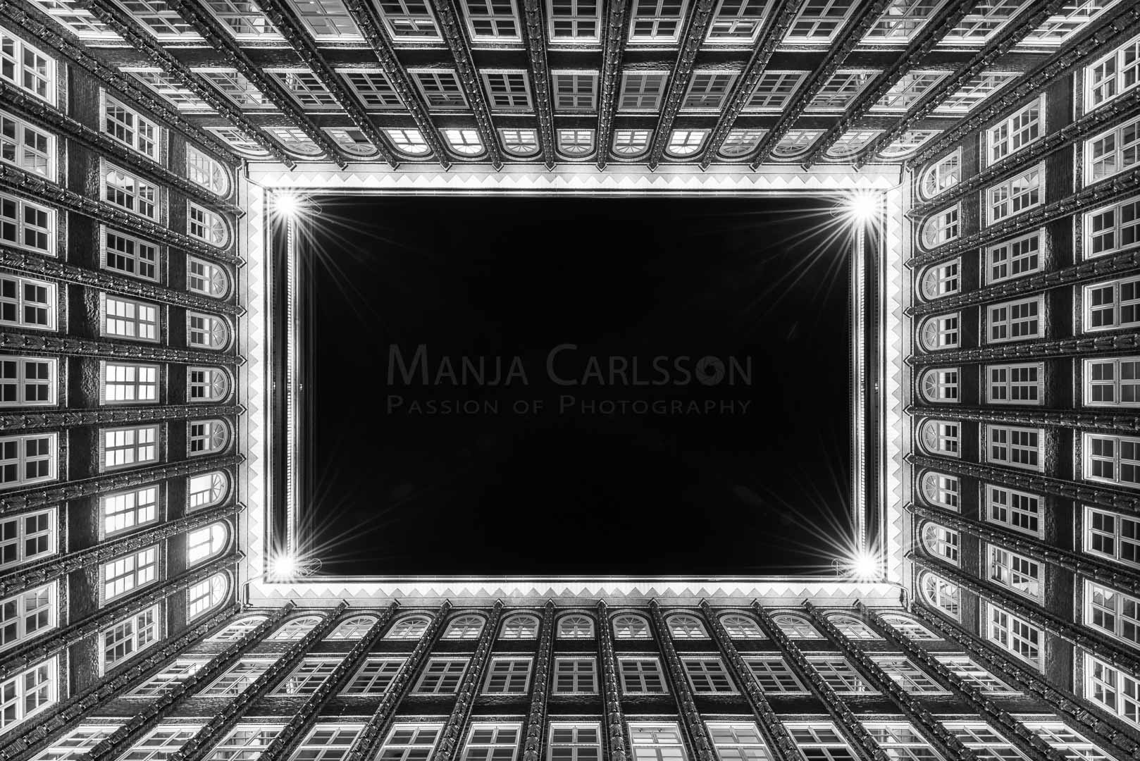 Chilehaus - Innenhof / Fischertwiete bei Nacht