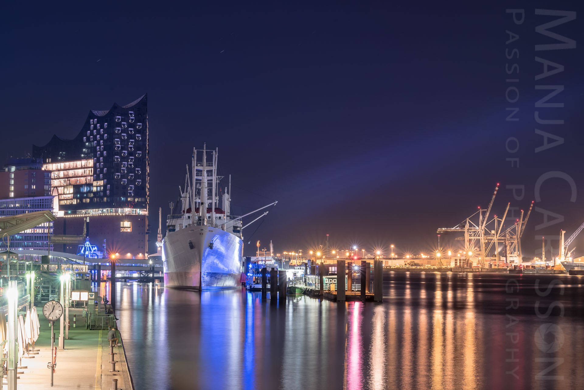 Landungsbrücken - Blick auf die Elbphilharmonie und Hafen