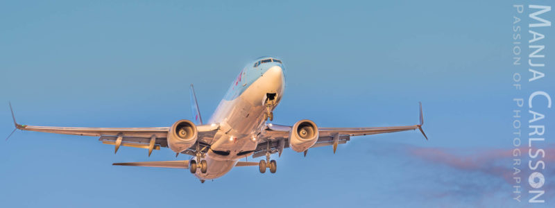 TUI Flugzeug im Landeanflug zum Sonnenuntergang