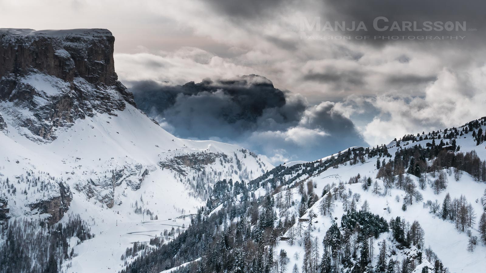 Blick auf Wolkenstein mit vielen Wolken (Passo Gardena) © Manja Carlsson