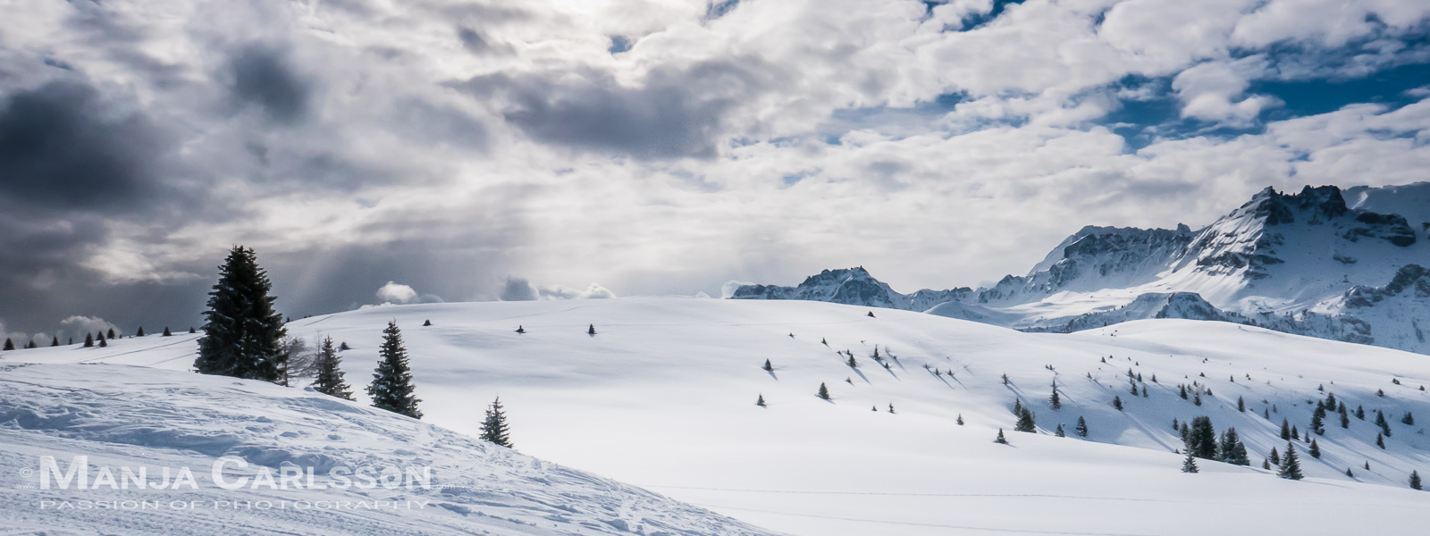 Dolomiten Schneelandschaft mit düsteren Wolken © Manja Carlsson