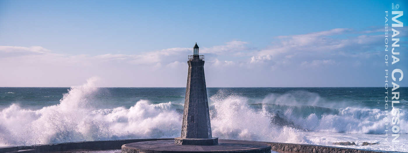 tobende Wellen in Bajamar beim Leuchtturm