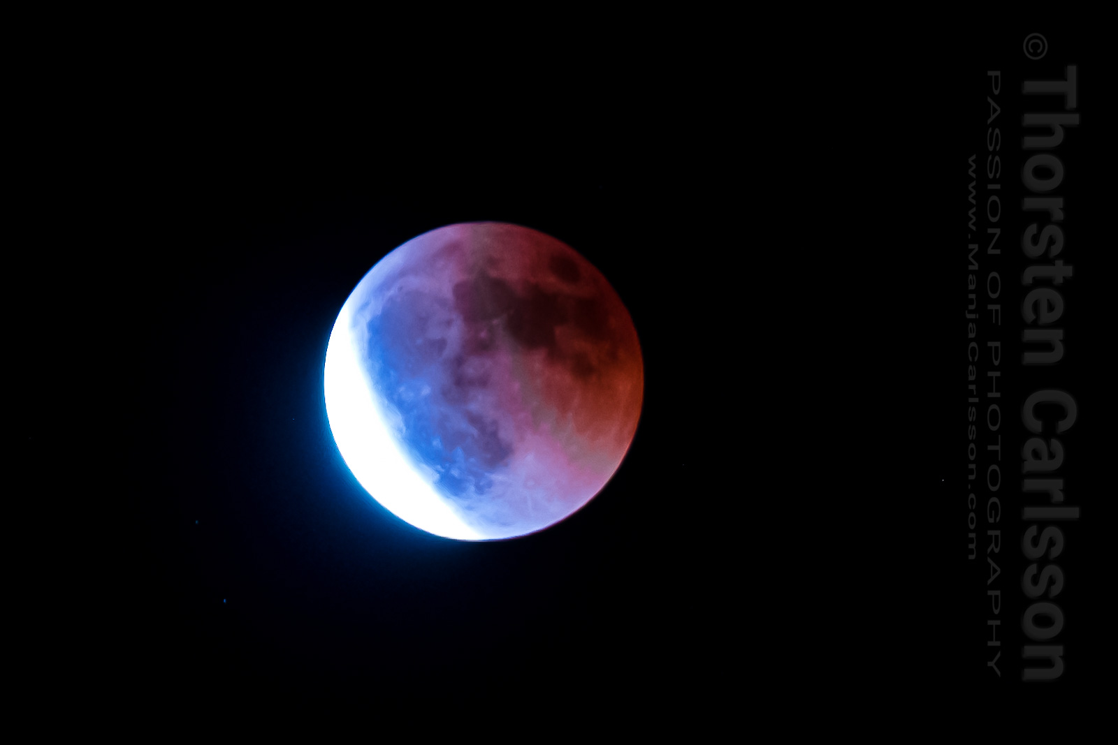 blutroter Mond verlässt den Kernschatten der Erde