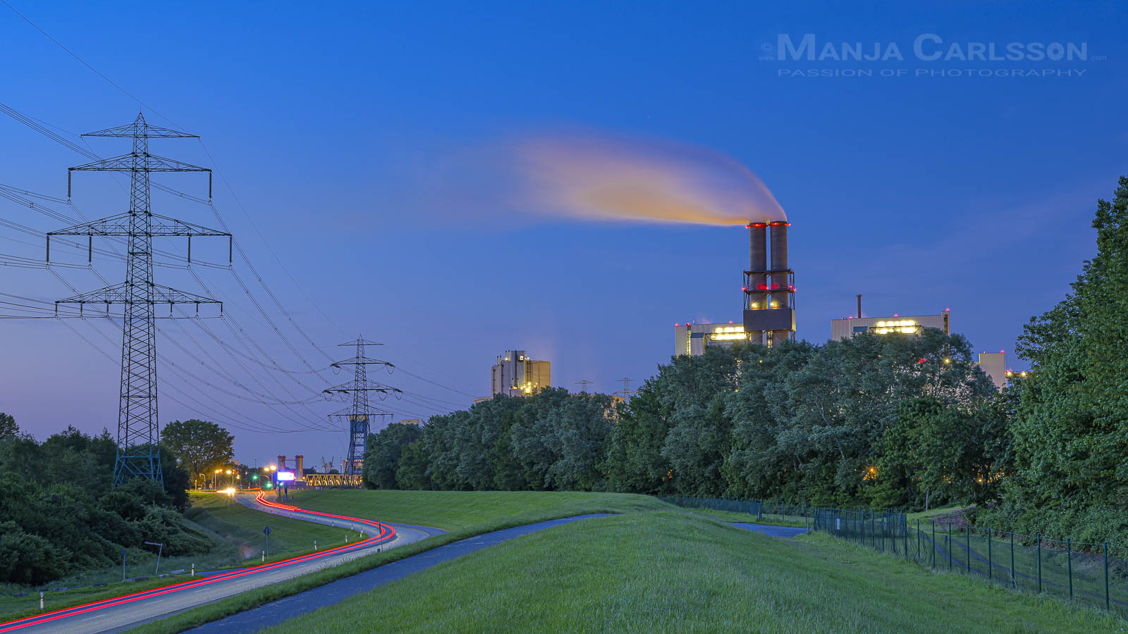 Vattenfall Heizkraftwerk Hamburg Moorburg zur blauen Stunde mit roten Autolichterspuren
