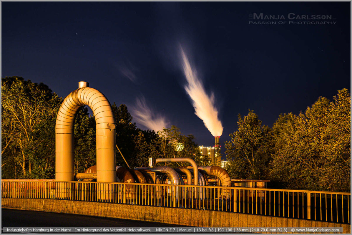 Industriehafen Hamburg in der Nacht - Im Hintergrund das Heizkraftwerk Vattenfall. Aus dem Schornstein steigt eine große, lange weiße Rauchwolke empor. Ein paar Sterne sind am Nachthimmel zu sehen. Industriehafen Hamburg in der Nacht - Im Hintergrund das Heizkraftwerk Vattenfall.