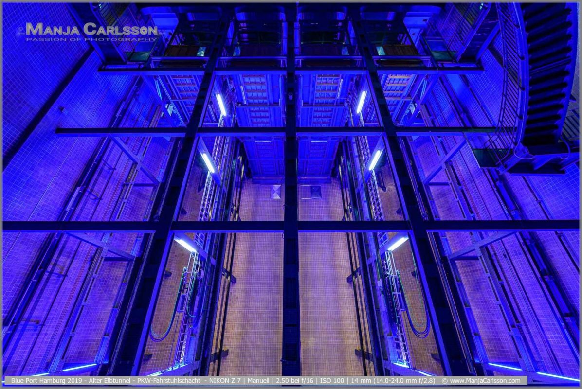 Blue Port Hamburg 2019 - Alter Elbtunnel - PKW-Fahrstuhlschacht im blauen Licht