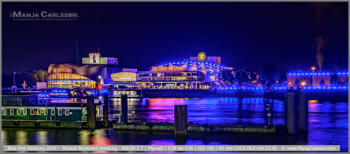 Blue Port Hamburg 2019 - Musical Boulevard Zelte König der Löwen und Pretty Woman beleuchtet am gegenüberliegendem Ufer der Elbe.