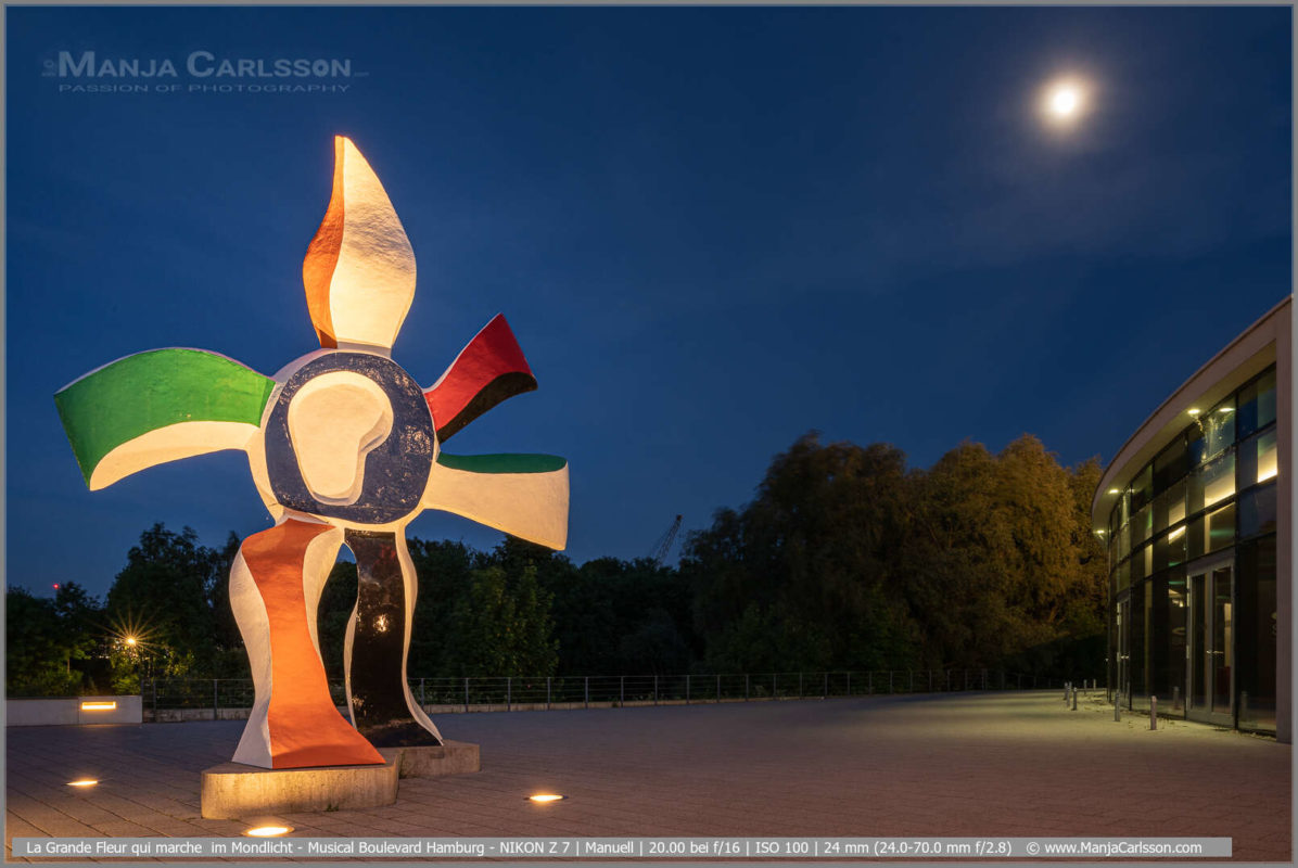 La Grande Fleur qui marche (Fernand Léger - franz. Künstler) im Mondlicht - Kunst-Skulpturen am Musical-Boulevard Hamburg