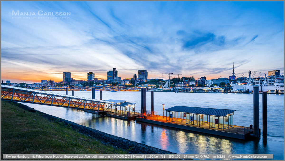 Skyline Hamburg mit Fähranleger Musical Boulevard zur Abenddämmerung